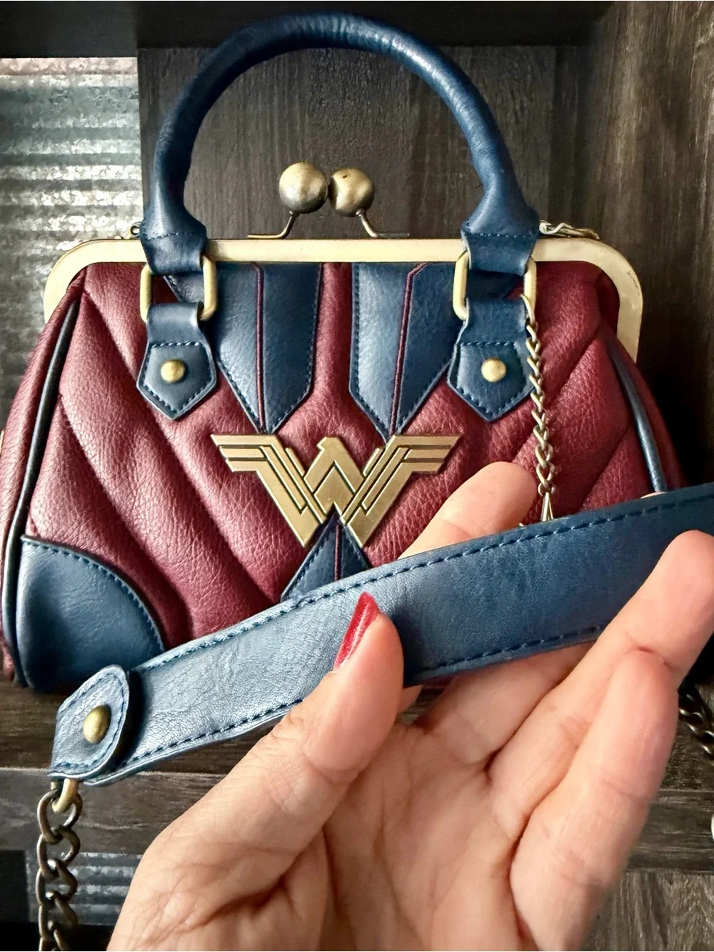 Wonder Woman Bioworld Kiss Lock Satchel Crossbody Purse Burgundy Blue DC Comics